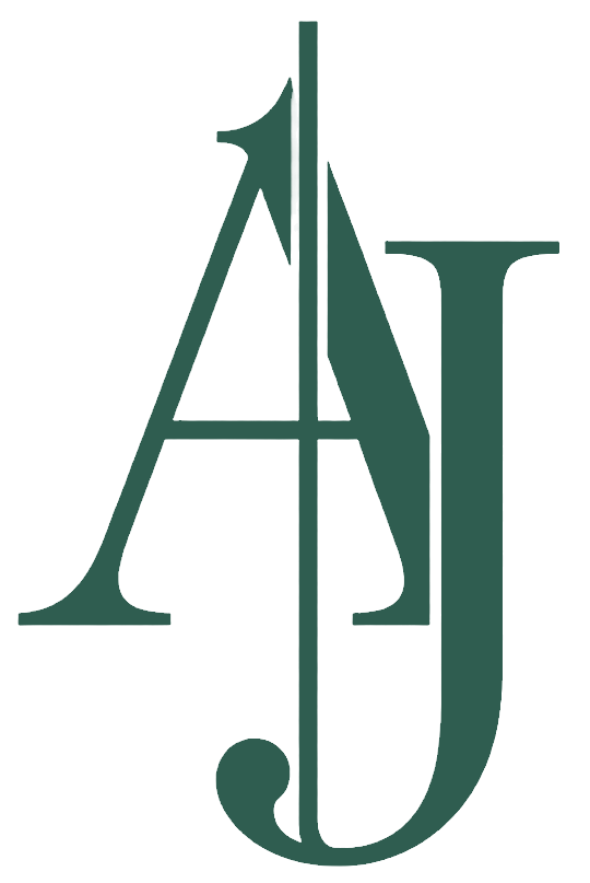 Logo przedstawiające stylizowane, połączone zielone litery "A" oraz "J" na białym tle, z pionową osią przechodzącą przez środek obu liter.